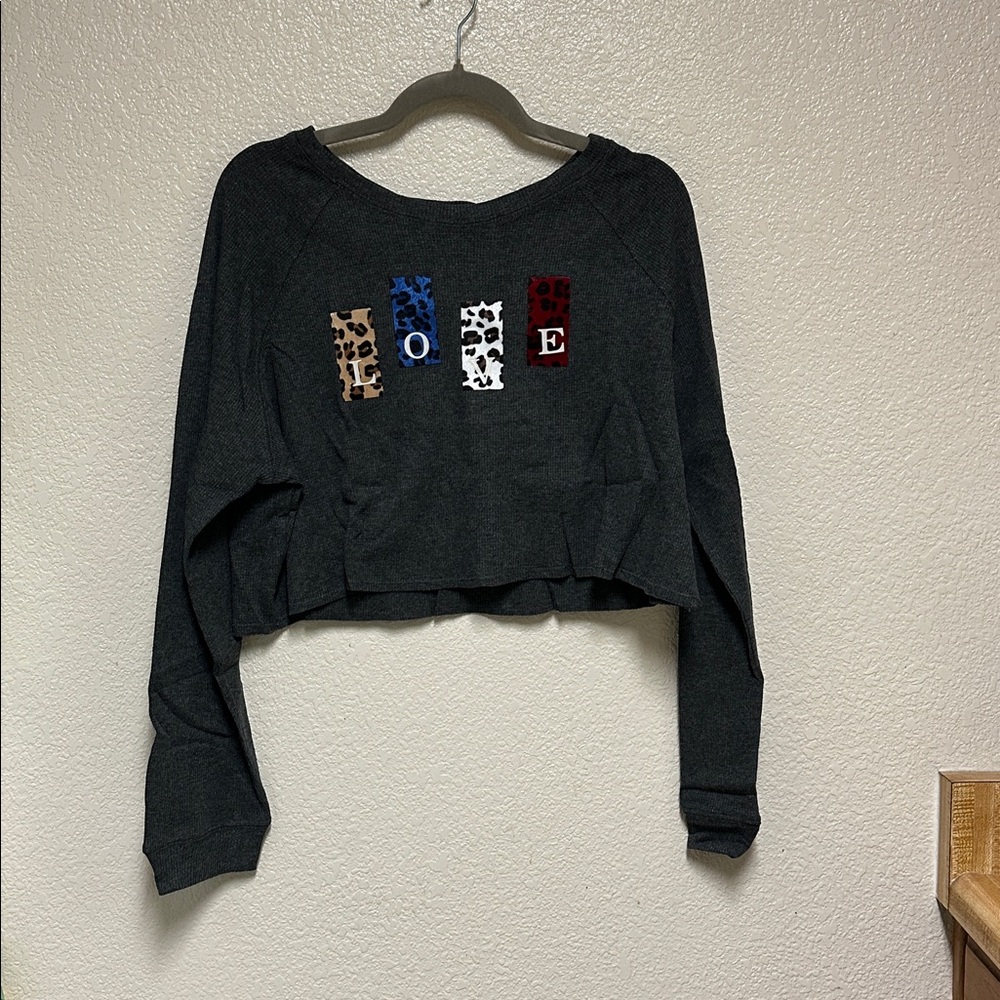 Akaiv Black Cropped Sweatshirt with Leopard Print Letters “LOVE”
